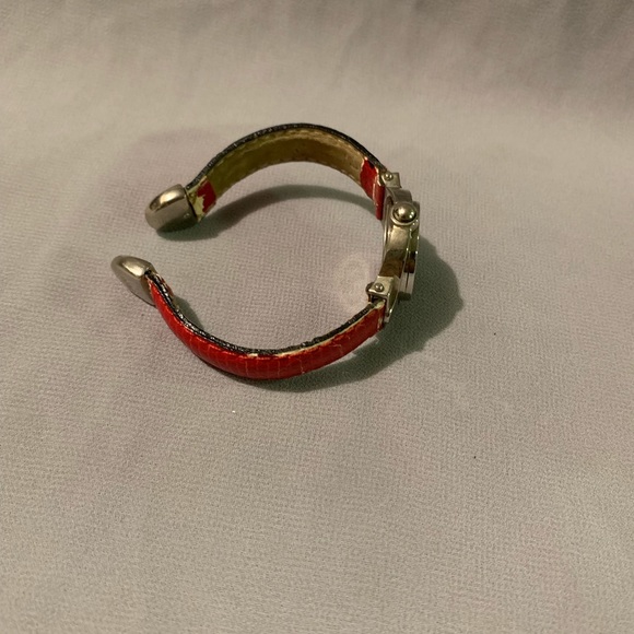 Gucci vintage watch with a red band. - Picture 2 of 5